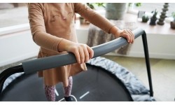 EXIT Tiggy Junior trampolina z drążkiem ø140cm - czarna/zielona