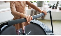 Trampolina EXIT Tiggy junior z drążkiem ø140cm - czarna/szara