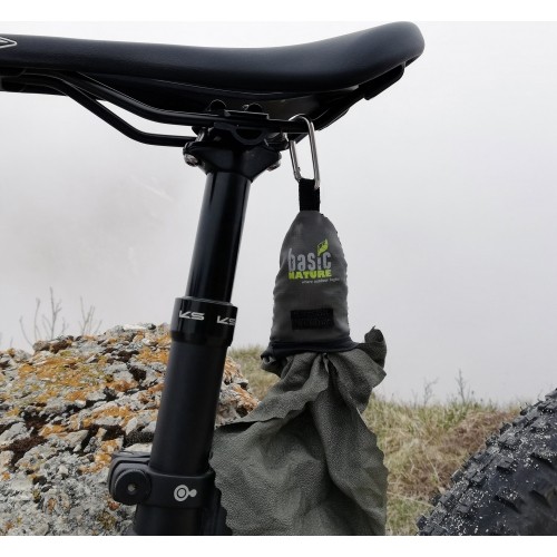 Ręcznik turystyczny w woreczku z karabińczykiem BasicNature Mini - 40x40 cm, zielony