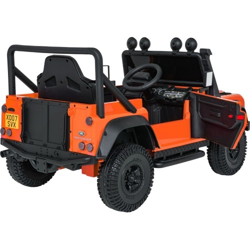 Pomarańczowy pojazd koncepcyjny Land Rover Defender 110 SVX