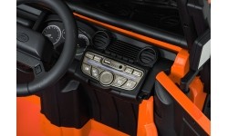 Pomarańczowy pojazd koncepcyjny Land Rover Defender 110 SVX