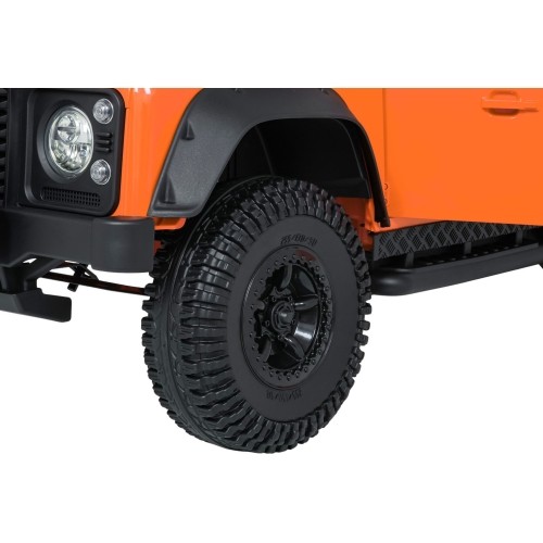 Pomarańczowy pojazd koncepcyjny Land Rover Defender 110 SVX