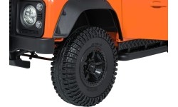 Pomarańczowy pojazd koncepcyjny Land Rover Defender 110 SVX