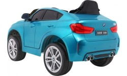 BMW X6M w niebieskim lakierze