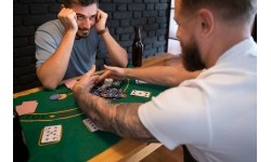 Zestaw do pokera blackjacka 500 żetonów 2 talie kart kości mata do gry zamykana walizka