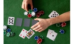 Zestaw do pokera blackjacka 500 żetonów 2 talie kart kości mata do gry zamykana walizka
