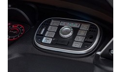 Aston Martin DBX pojazd biały