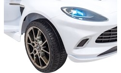Aston Martin DBX pojazd biały