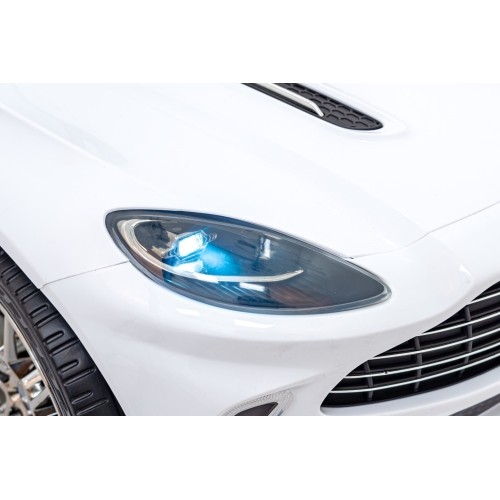 Aston Martin DBX pojazd biały