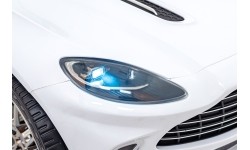 Aston Martin DBX pojazd biały