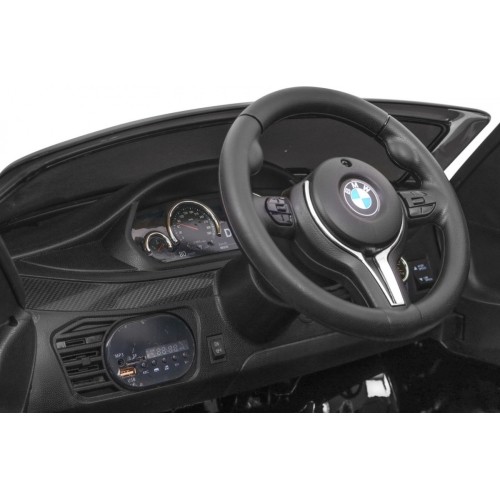 Pojazd BMW X6M lakierowany na czarno