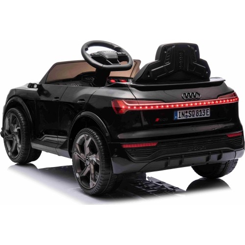 Pojazd elektryczny Audi SQ8, czarny