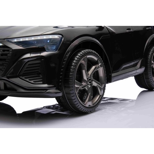 Pojazd elektryczny Audi SQ8, czarny