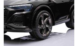 Pojazd elektryczny Audi SQ8, czarny