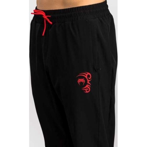 Spodnie dresowe Venum x Mike Tyson Tiger – głęboka czerń/intensywna czerwień