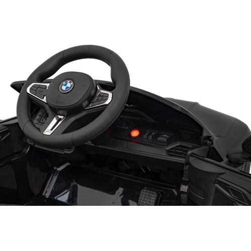 Pojazd elektryczny BMW M4, czarny