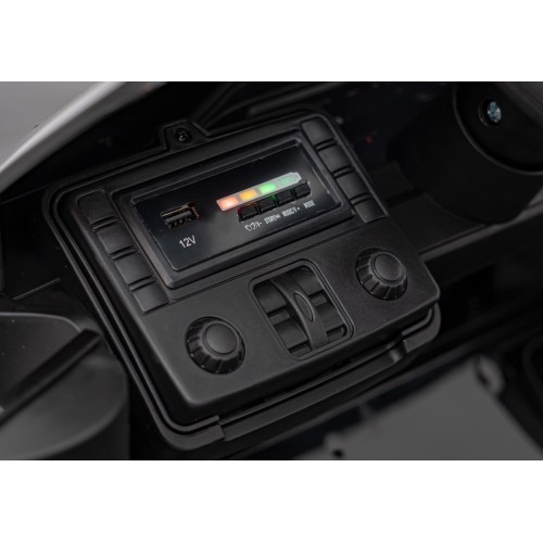 Pojazd elektryczny BMW M4, czarny
