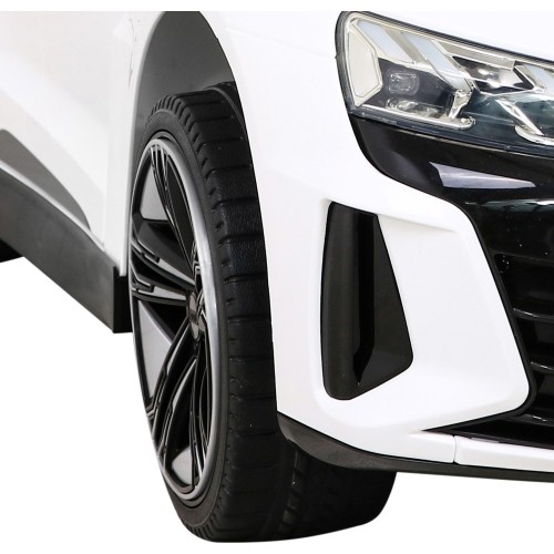 Samochód elektryczny Audi RS E-Tron GT, biały