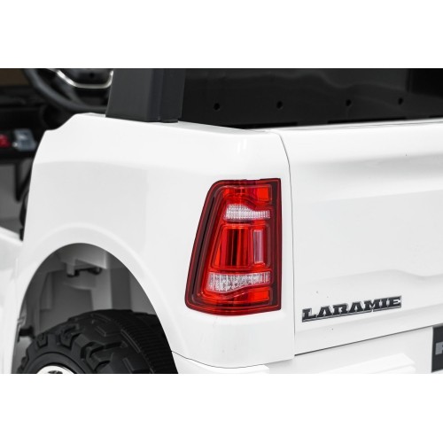 Pojazd elektryczny RAM 3500, biały