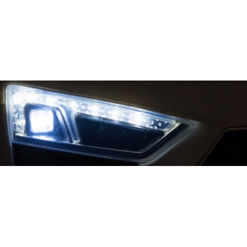 Pojazd elektryczny Audi R8, biały