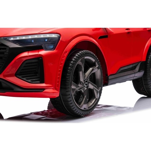 Audi SQ8 pojazd czerwony