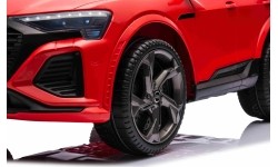 Audi SQ8 pojazd czerwony