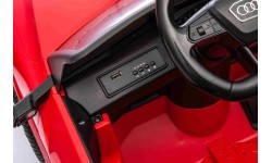 Audi SQ8 pojazd czerwony