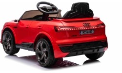 Audi SQ8 pojazd czerwony