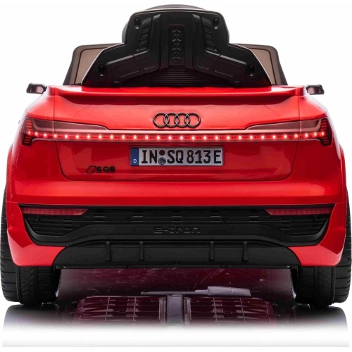 Audi SQ8 pojazd czerwony