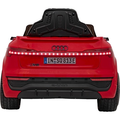 Audi SQ8 pojazd czerwony
