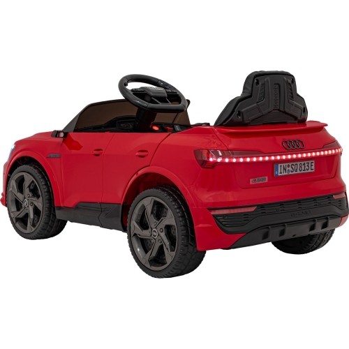 Audi SQ8 pojazd czerwony