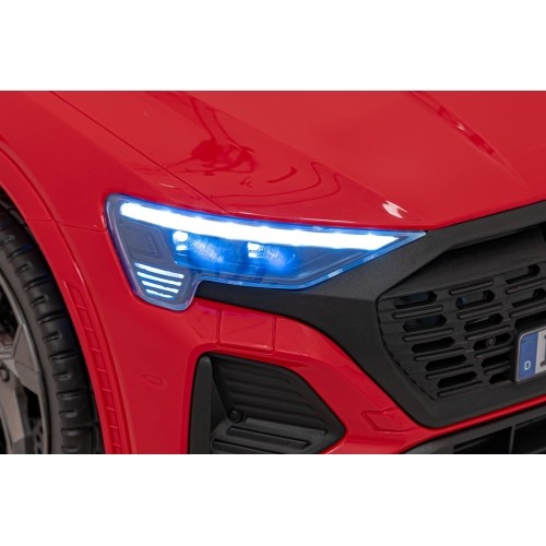 Audi SQ8 pojazd czerwony