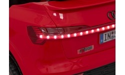 Audi SQ8 pojazd czerwony