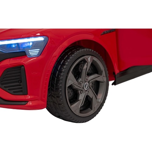 Audi SQ8 pojazd czerwony
