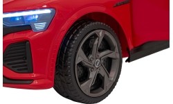 Audi SQ8 pojazd czerwony