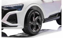 Audi SQ8 pojazd Biały