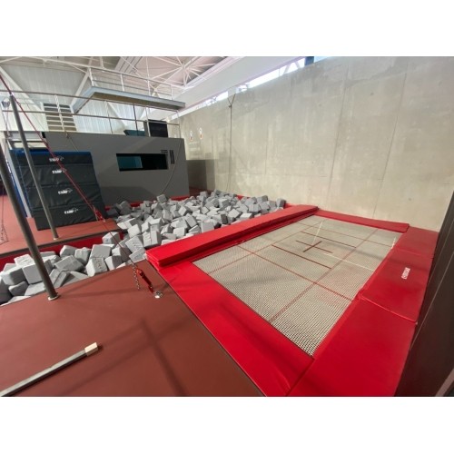Duża trampolina wbudowana z matą nylonową 13x13 mm 426 x 213 cm