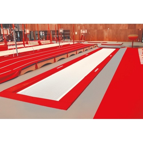 Wbudowana trampolina akrobatyczna Acrotramp z łańcuchem, 18 m z wypełnieniem i osłoną Epcon