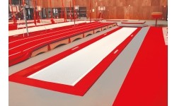 Wbudowana trampolina akrobatyczna Acrotramp z łańcuchem, 18 m z wypełnieniem i osłoną Epcon