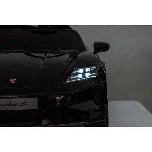 Pojazd elektryczny Porsche Taycan Turbo S, czarny