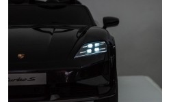 Pojazd elektryczny Porsche Taycan Turbo S, czarny