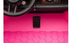 Pojazd elektryczny Porsche Taycan Turbo S, różowy