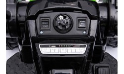 Pojazd elektryczny traktor z koparką, zielony