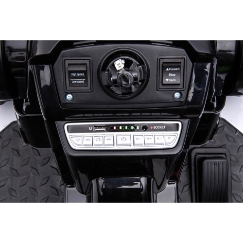 Pojazd elektryczny traktor z koparką, zielony
