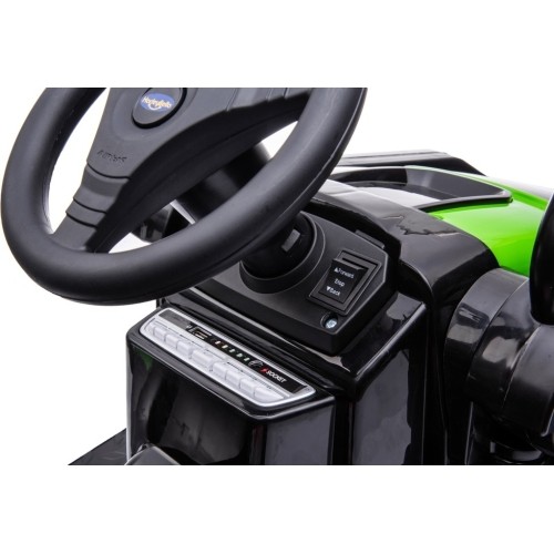 Pojazd elektryczny traktor z koparką, zielony