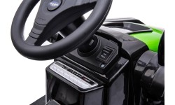 Pojazd elektryczny traktor z koparką, zielony