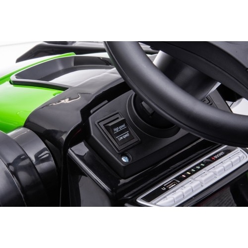 Pojazd elektryczny traktor z koparką, zielony