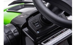 Pojazd elektryczny traktor z koparką, zielony