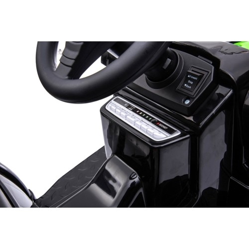 Pojazd elektryczny traktor z koparką, zielony
