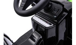 Pojazd elektryczny traktor z koparką, zielony